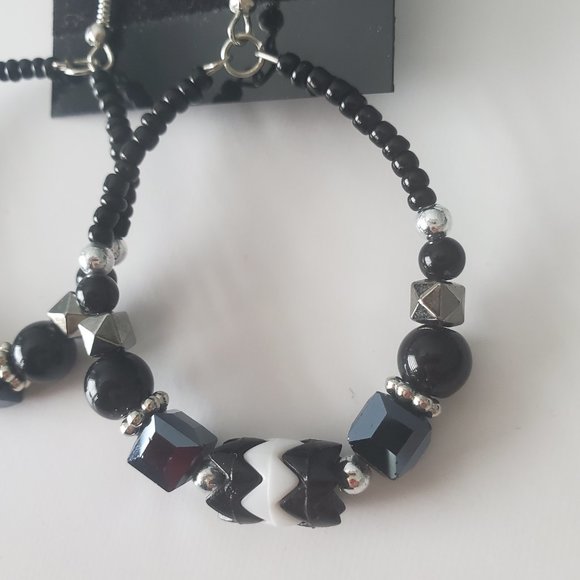 NEW Black & White Beaded Hoop Earrings Medium Large size 40mm Zig Zag Chevron - Picture 3 of 5